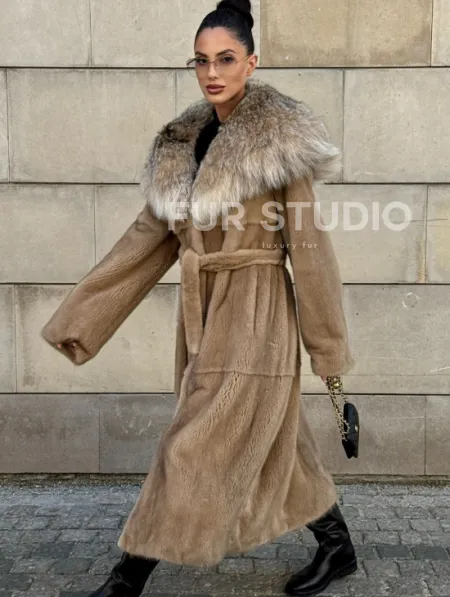 Шуба из норки Caramel с капюшоном из меха рыси - фото 0