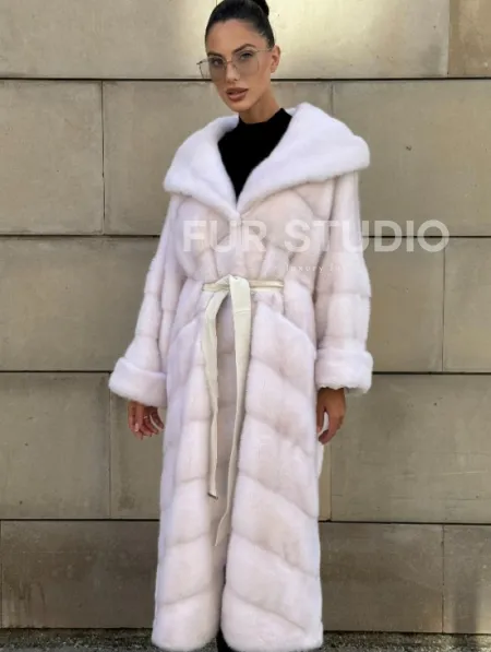 Шуба в диагональной выкладке меха норки White ice с капюшоном - фото 10