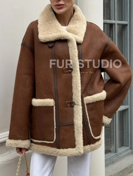 Современная коричневая дубленка из меха кёрли «Casual style» - фото 5