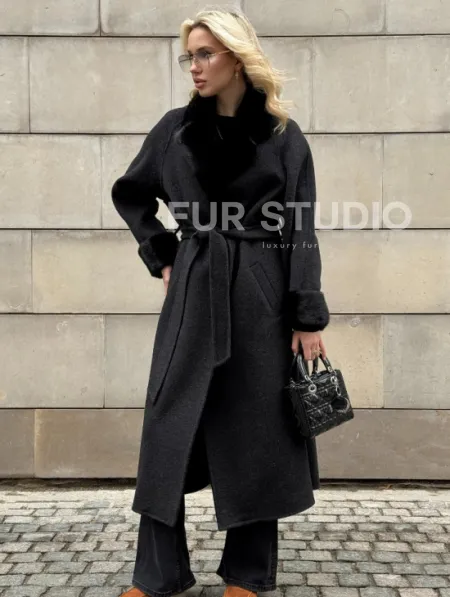 Женское демисезонное шерстяное пальто-халат с отделкой из меха норки - фото 9