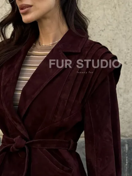 Модная приталенная куртка с плечами в стиле 90-х - фото 1