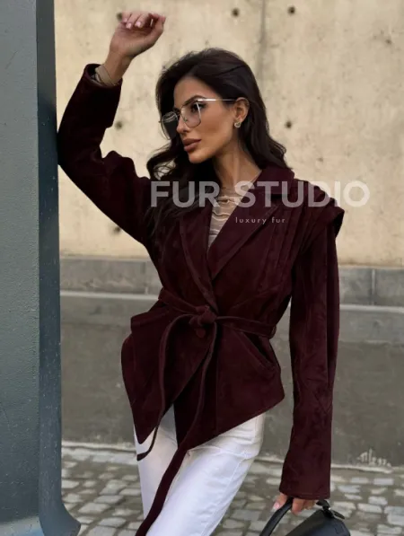 Модная приталенная куртка с плечами в стиле 90-х - фото 12