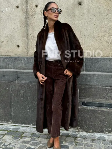 Эффектная норковая шуба цвета 