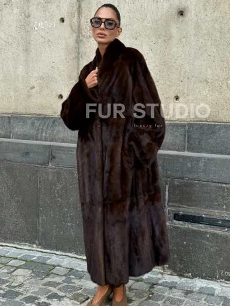 Эффектная норковая шуба цвета 