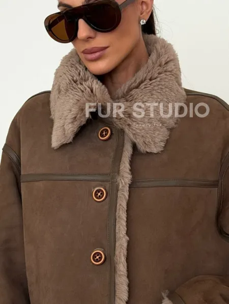 Коричневая замшевая дубленка на мехе тиградо - фото 1