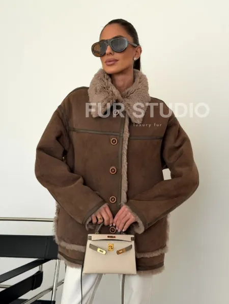 Коричневая замшевая дубленка на мехе тиградо - фото 11