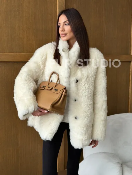 Светлая женская двухсторонняя дубленка - фото 0