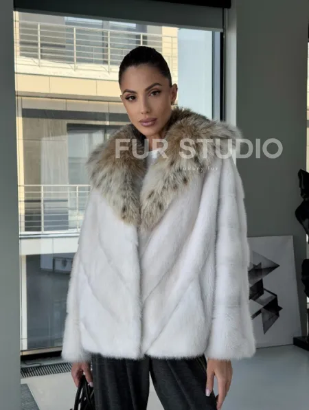 Белое норковое пончо-шуба с капюшоном из рыси - фото 19