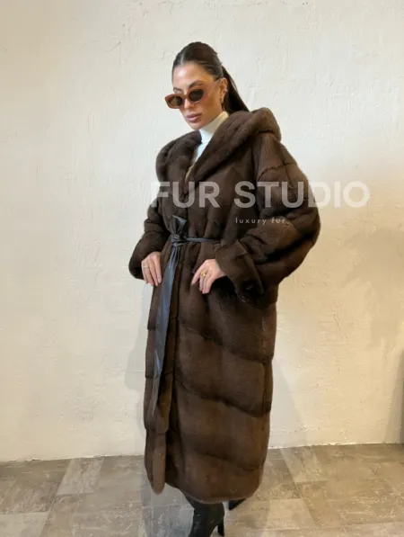 Шуба из меха норки с капюшоном - цвет соболь - фото 4