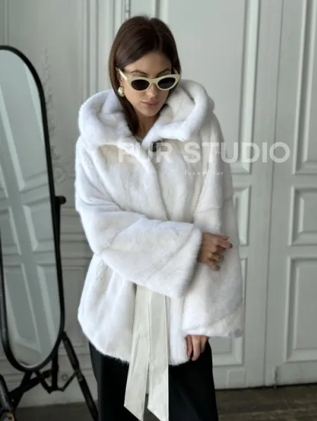 Белая шуба из меха норки (крестовка) с капюшоном - фото 1