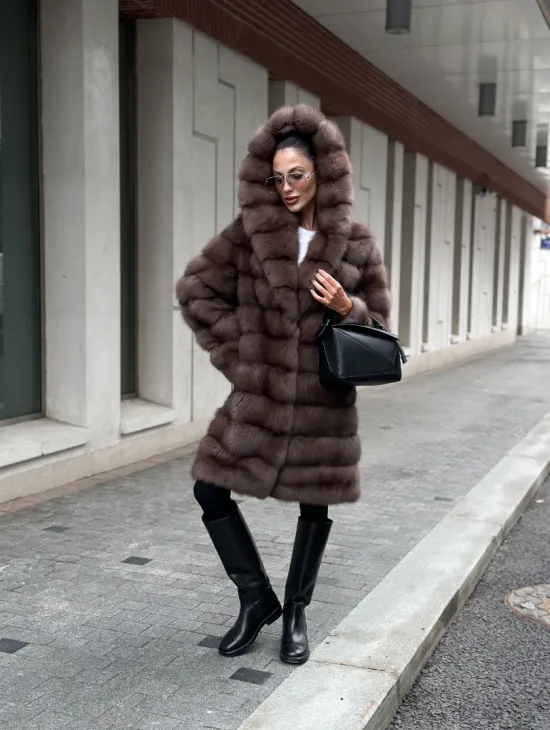 Шуба из меха куницы с капюшоном цвет трюфель - фото 10