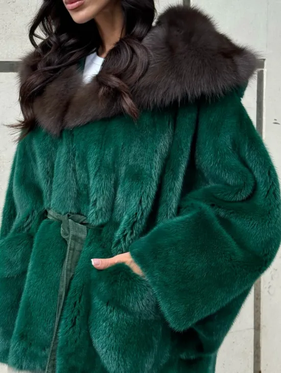 Шуба летучая мышь из норки с капюшоном из куницы - темный изумруд - фото 1