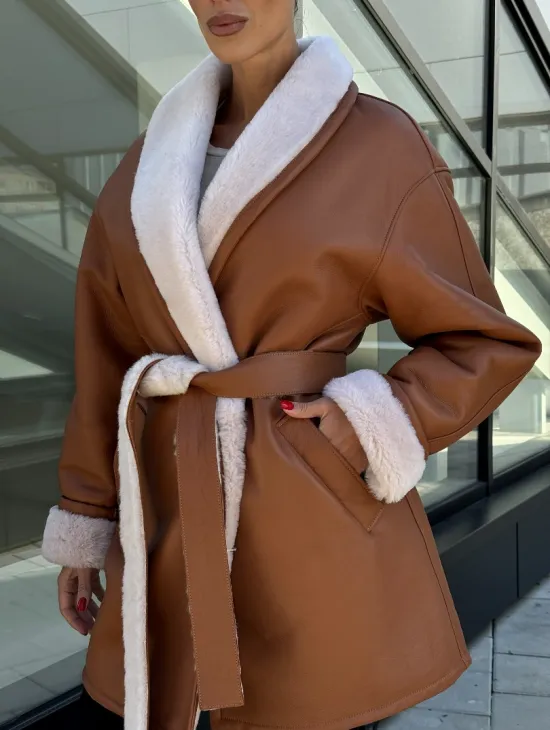 Женская дублёнка на запах с поясом - цвет кэмел - фото 4