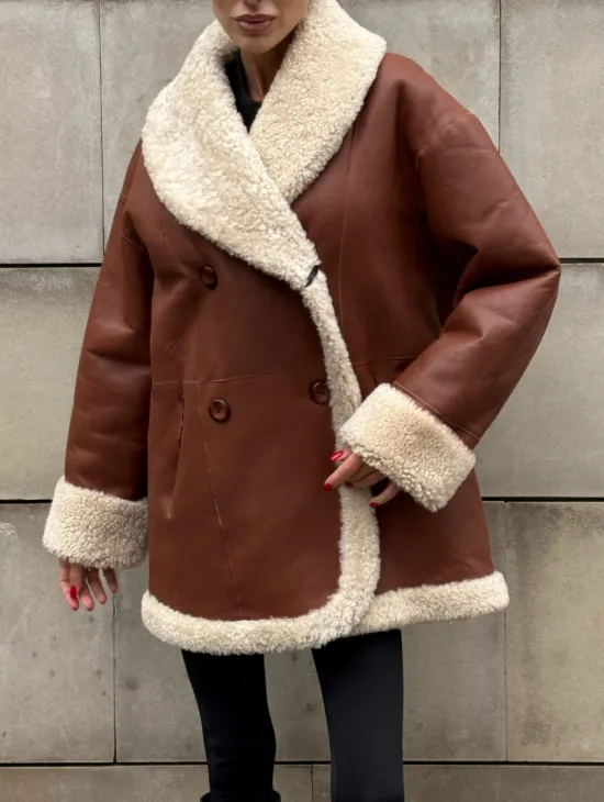 Двусторонняя женская дубленка из натуральной кожи с воротником шаль, на пуговицах - фото 6