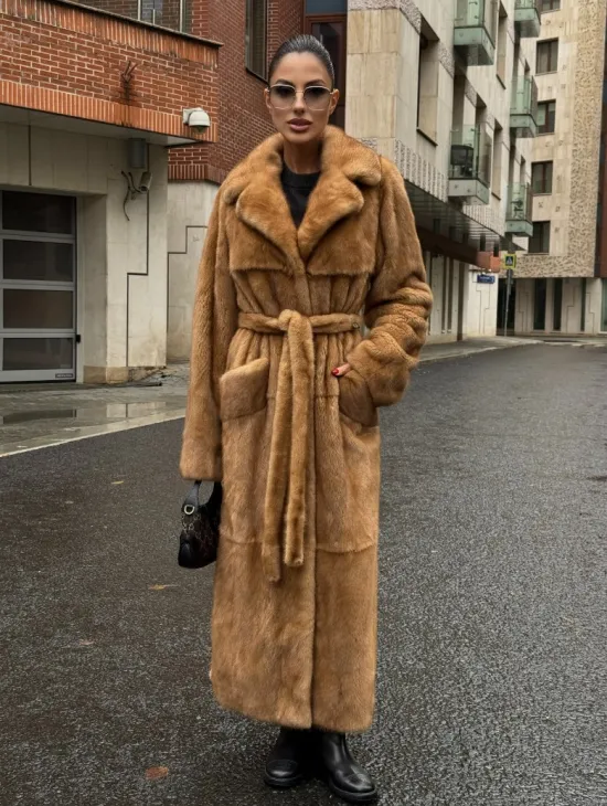 Шуба - халат maxi из меха норки Caramel с накладными карманами - фото 0