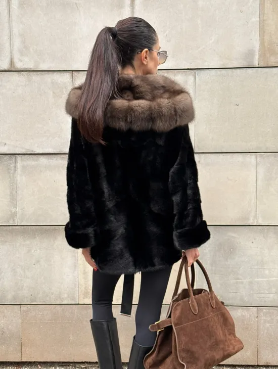 Шуба автоледи из норки Black с потайным поясом и капюшоном из меха куницы - фото 8