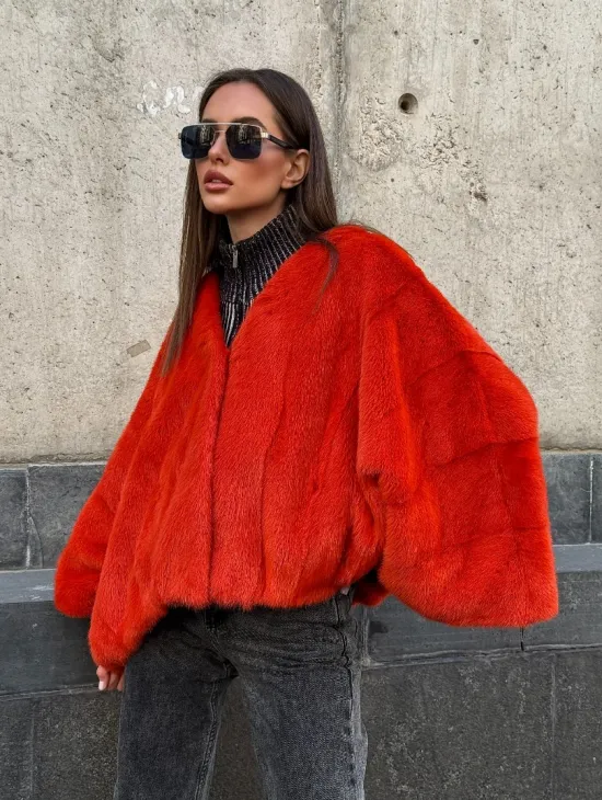 Красное меховое манто из норки, модель «Летучая мышь» с V - образной горловиной, без воротника - фото 6