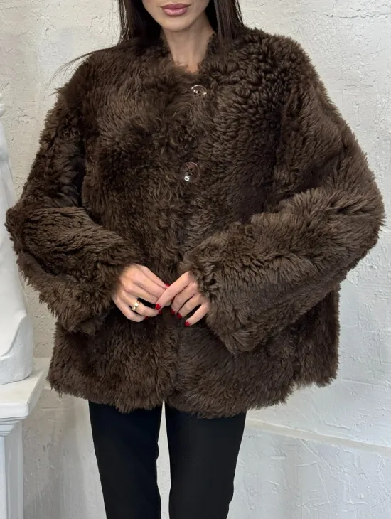 Короткая шуба из натуральной овчины с круглым вырезом и накладными карманами - фото 2