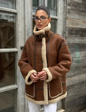 Современная коричневая дубленка из меха кёрли «Casual style» - фото 12