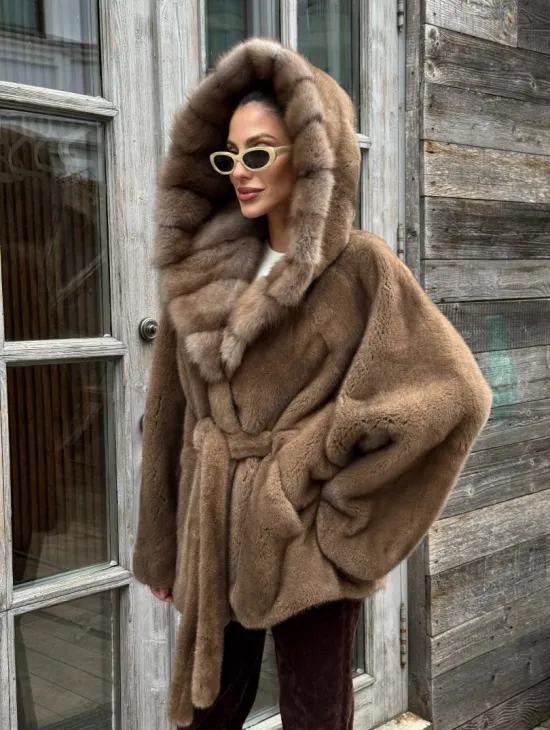 Шуба Luxury Fashion из плюшевой норки VELVET с капюшоном из меха куницы - фото 0