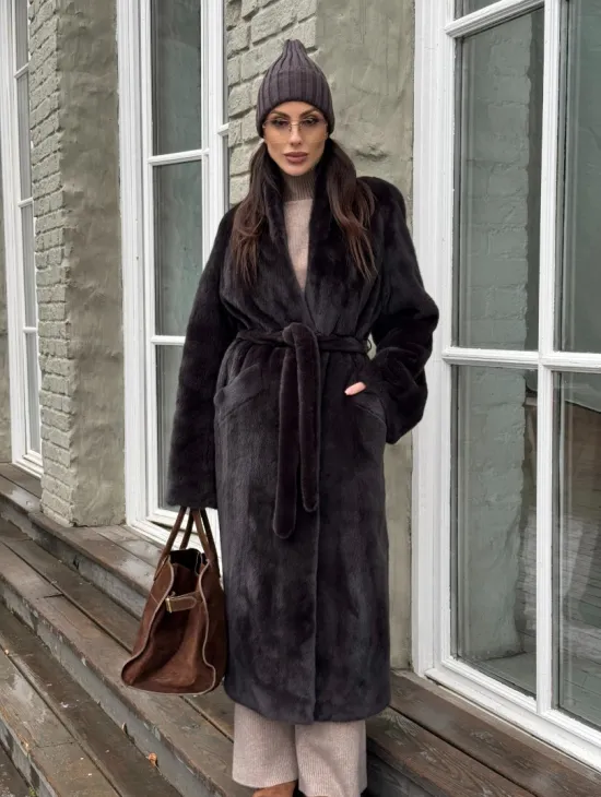 Роскошная шуба из аукционной норки Premium Velvet с V-образным воротником и меховым поясом - горький шоколад - фото 7