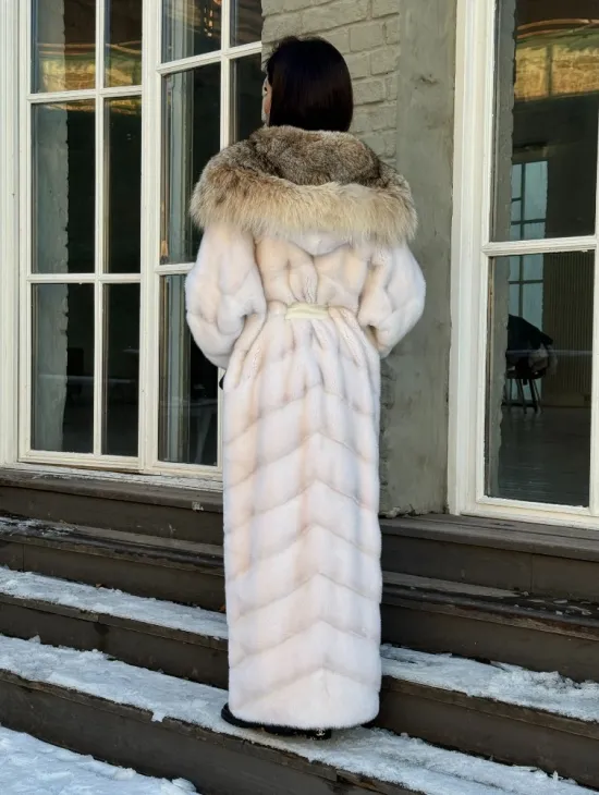 Белая длинная норковая шуба - кимоно с капюшоном из меха рыси - фото 5