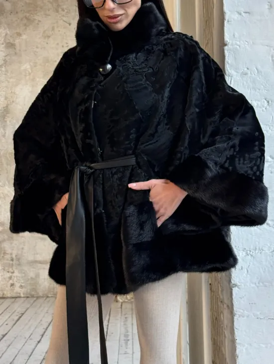 Женское меховое манто из меха каракульчи с отделкой из норки - фото 2