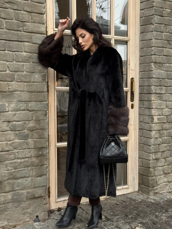 Шикарная черная норковая шуба с меховыми манжетами из куницы - фото 8