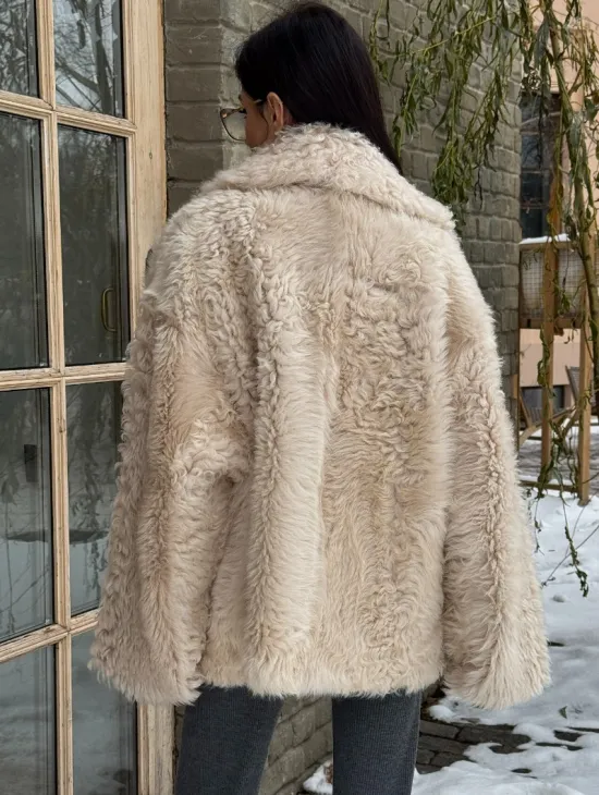 Светлая короткая шуба из испанской овчины - фото 4