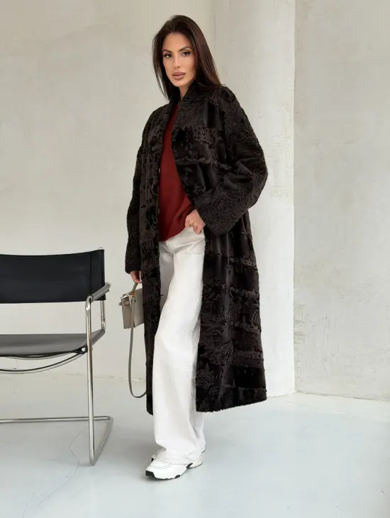 Шуба длинная из меха каракульчи в натурально-коричневом цвете - фото 7