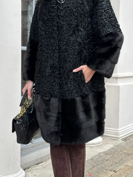 Черная шуба из меха каракульчи с отделкой из меха норки - фото 2