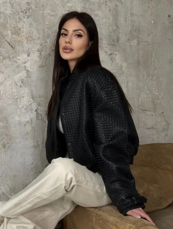 Черный женский бомбер из плетеной натуральной кожи - фото 3