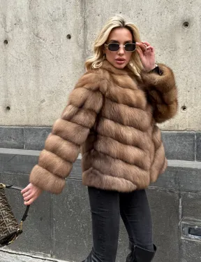 Полушубок из куницы с V-образным воротником - фото 7
