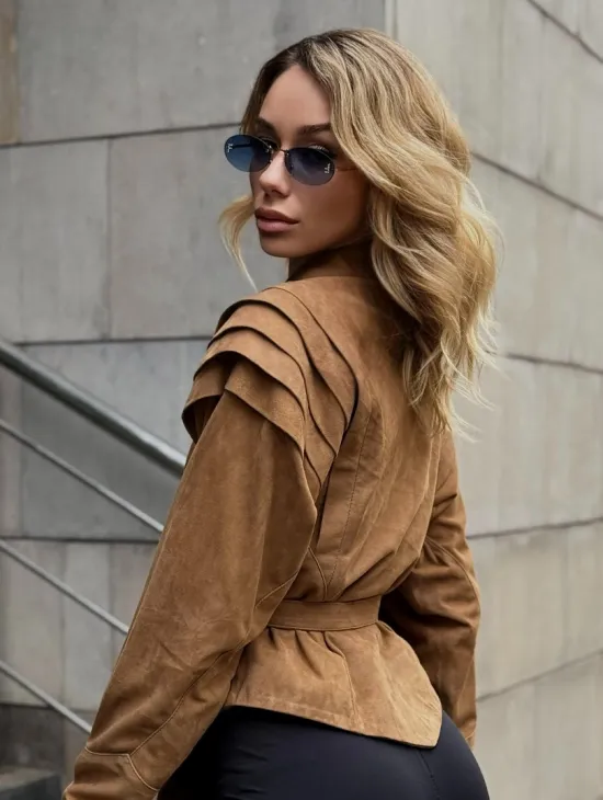 Женская куртка из замшевой кожи с поясом - American style - фото 4