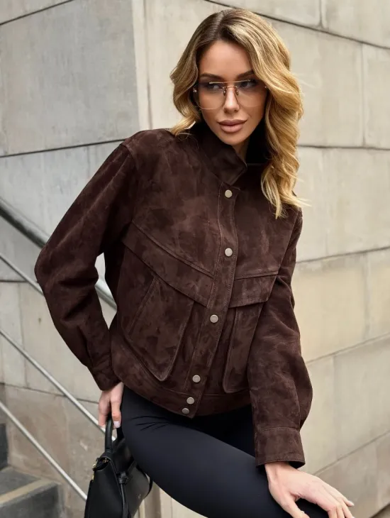 Укороченная замшевая куртка с накладными карманами - фото 5