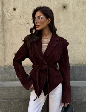 Модная приталенная куртка с плечами в стиле 90-х - фото 10