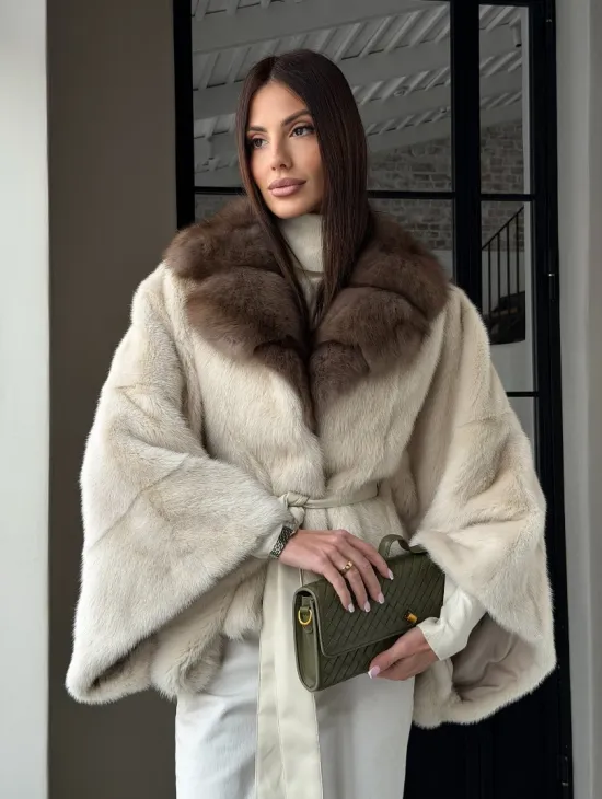 Светлое норковое пончо с воротником из куницы - фото 18