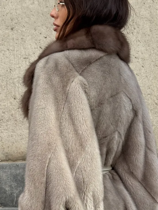 Полушубок норковый с воротником из куницы - в стиле оверсайз - фото 3