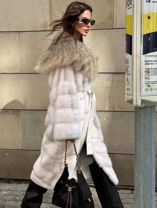 Белая норковая шуба с меховым капюшоном из рыси - фото 0