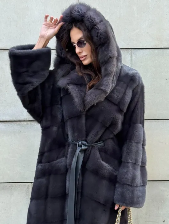 Норковая шуба в цвете графит с капюшоном из куницы - фото 3