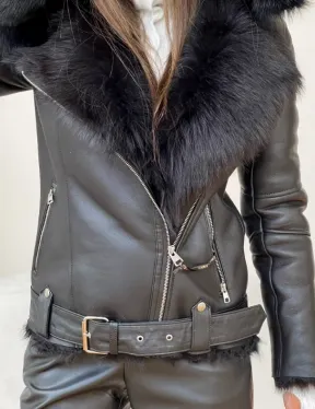 Стильная дубленка с капюшоном из овчины тоскана - фото 1