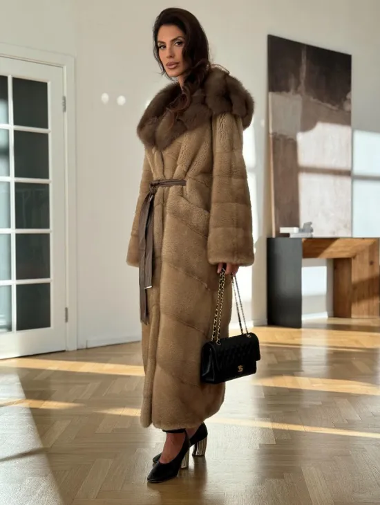 Норковая шуба бежевого цвета - капюшон куница - фото 4