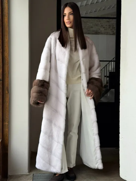 Белая норковая шуба с манжетами из меха куницы - фото 0