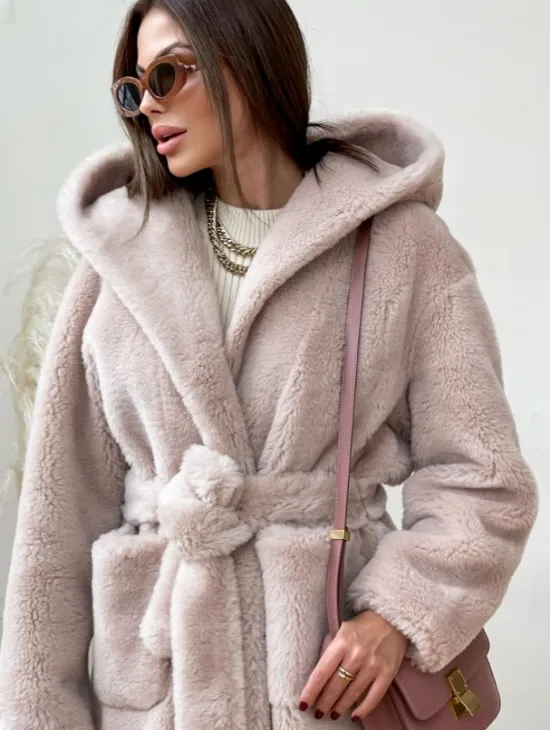 Шуба из натуральной шерсти с капюшоном под пояс - фото 0