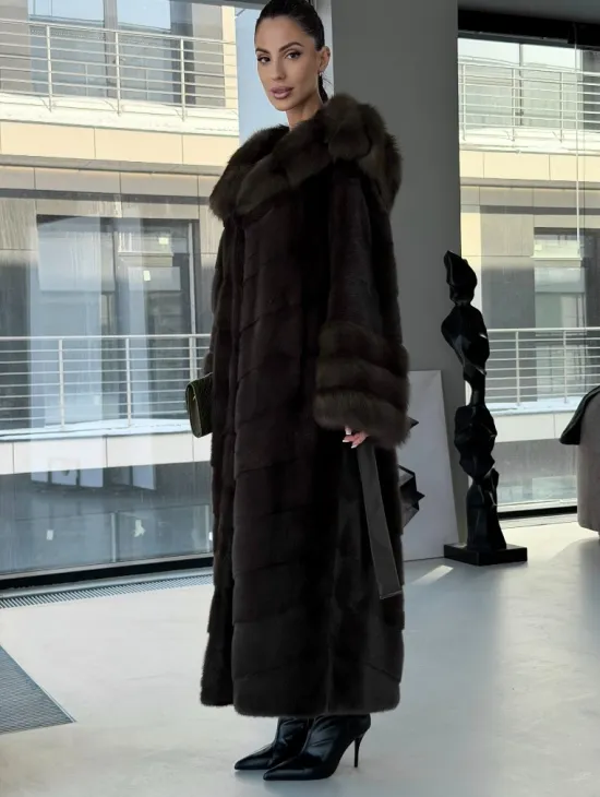 Норковая шуба с отделкой из куницы на рукавах и капюшоне - фото 5