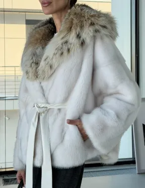 Белое норковое пончо-шуба с капюшоном из рыси - фото 3
