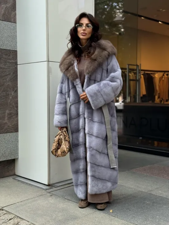 Голубая норковая шуба с капюшоном из меха куницы - фото 7