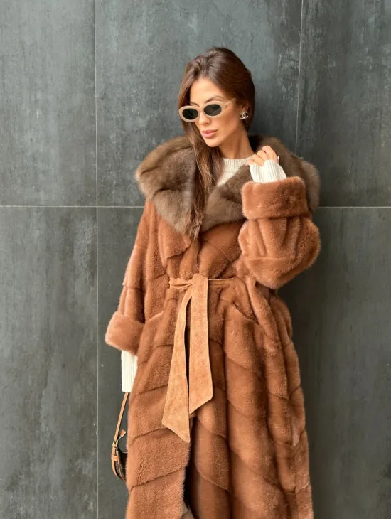 Удлиненная норковая шуба с капюшоном из куницы - цвет медный - фото 4