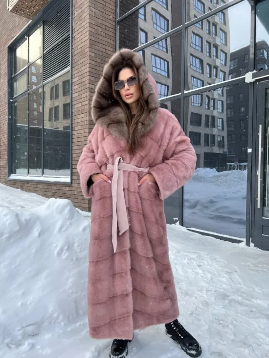 Длинная норковая шуба с капюшоном из меха куницы - цвет пудра - фото 0