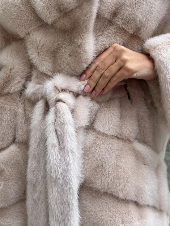 Бежевая норковая шуба в цвете пудра - фото 2